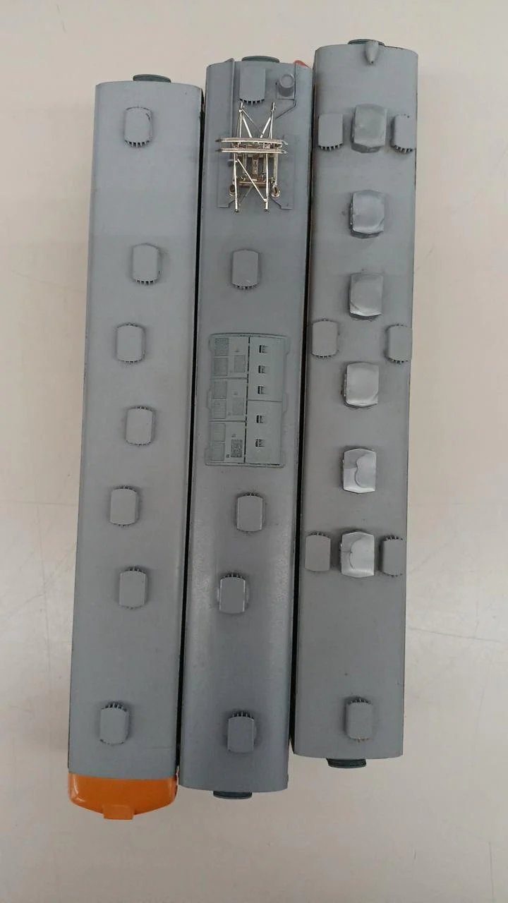 — 3-car set: 2 passenger cars and the leading car - Image 2