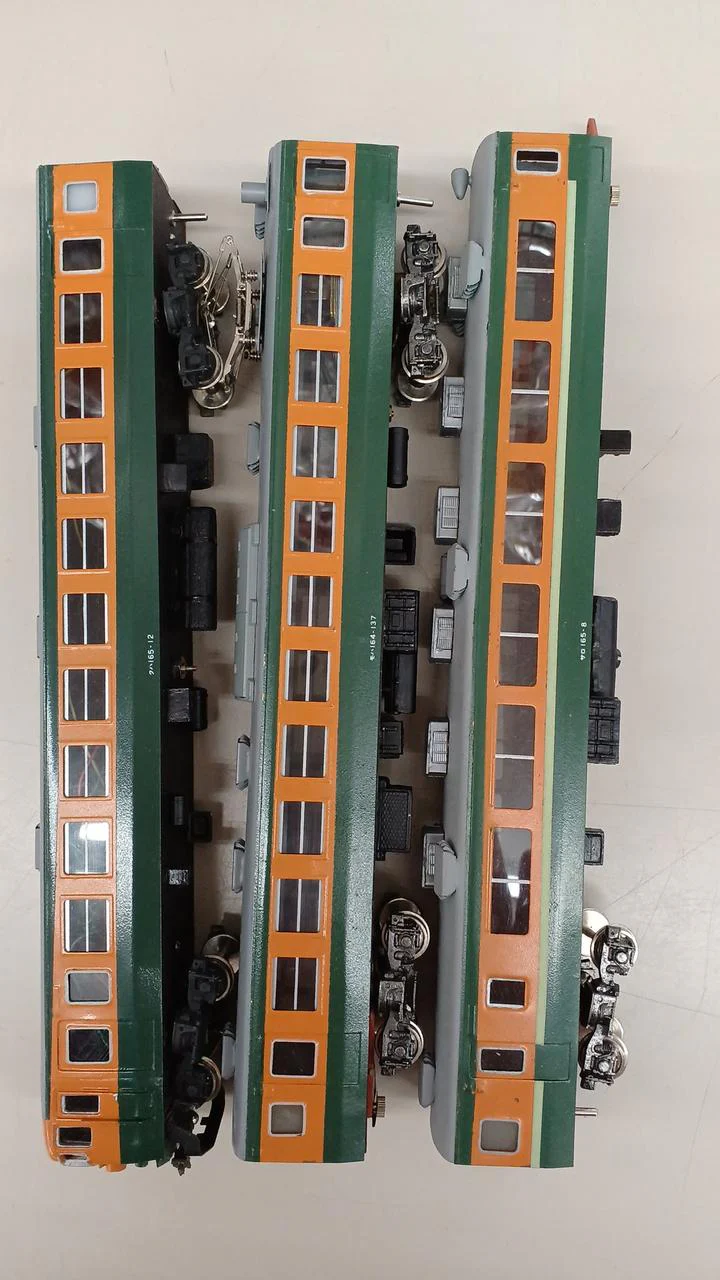 — 3-car set: 2 passenger cars and the leading car - Image 3