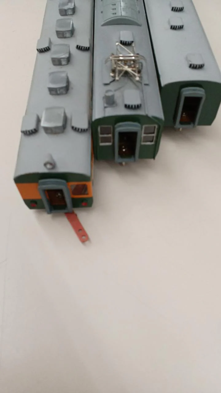 — 3-car set: 2 passenger cars and the leading car - Image 6