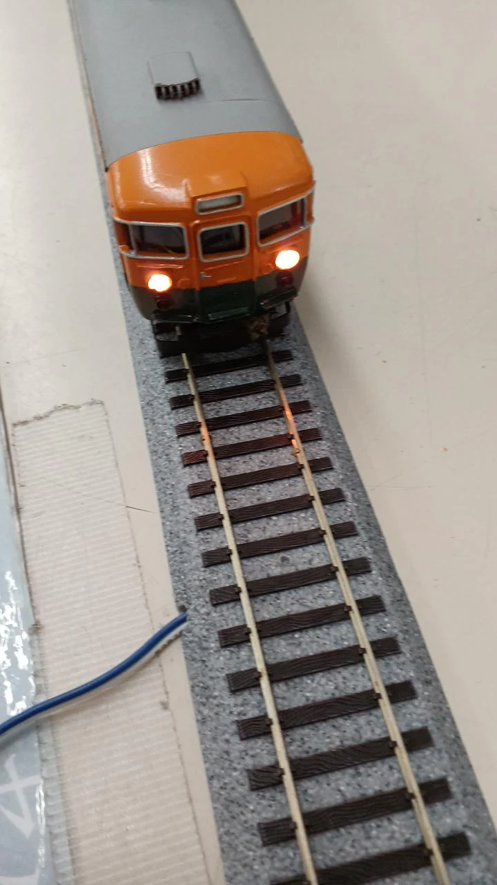 — 3-car set: 2 passenger cars and the leading car - Image 7