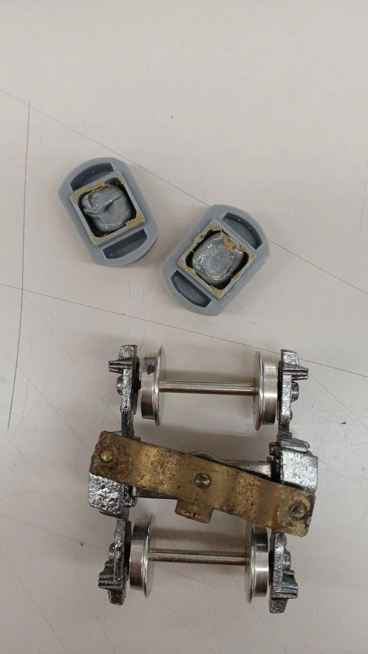 — 3-car set: 2 passenger cars and the leading car - Image 9