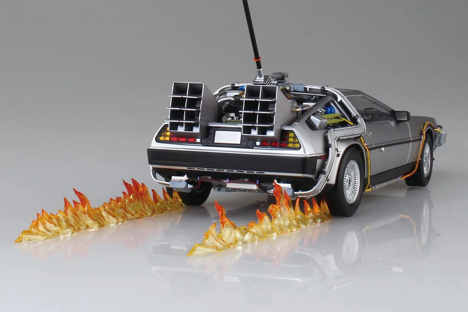 Aoshima 064368 1/24 Back to the Future Part I Time Machine - Image 7