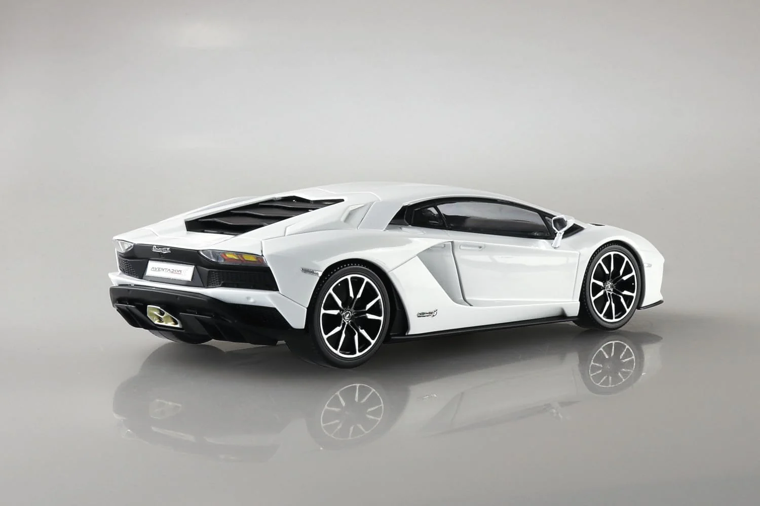 Aoshima 068144 1/32 Easy Plastic Snap Kit No.07-PW Lamborghini Aventador S Pearl White - Image 2