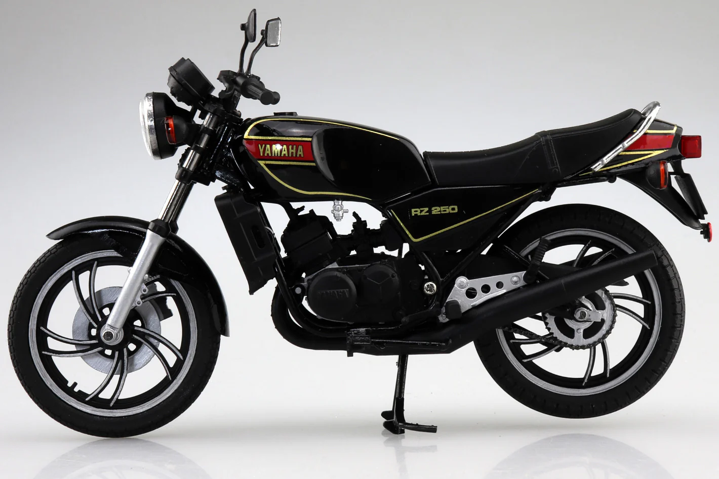 Aoshima 1/12 Yamaha RZ250 New Yamaha Black - Image 5