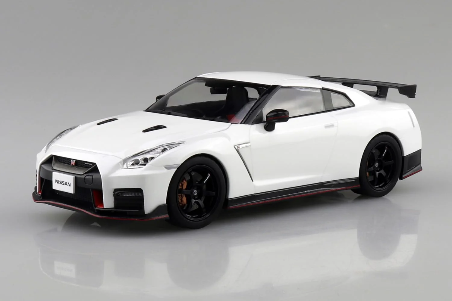 Aoshima 1/24 RakuPla Snap Kit No.05-BW R35 NISSAN GT-R NISMO 2017 Brilliant White Pearl - Image 2