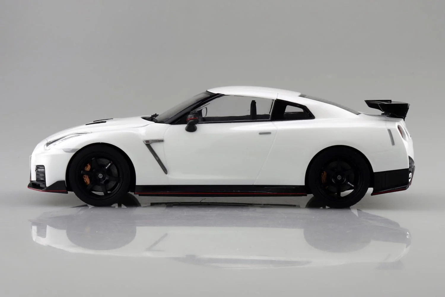Aoshima 1/24 RakuPla Snap Kit No.05-BW R35 NISSAN GT-R NISMO 2017 Brilliant White Pearl - Image 4