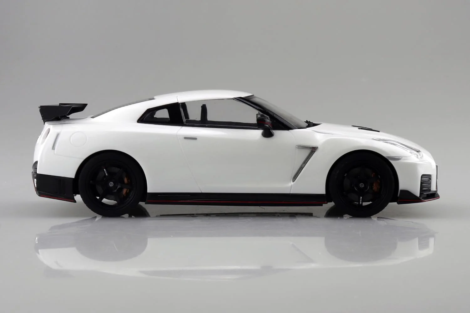 Aoshima 1/24 RakuPla Snap Kit No.05-BW R35 NISSAN GT-R NISMO 2017 Brilliant White Pearl - Image 5