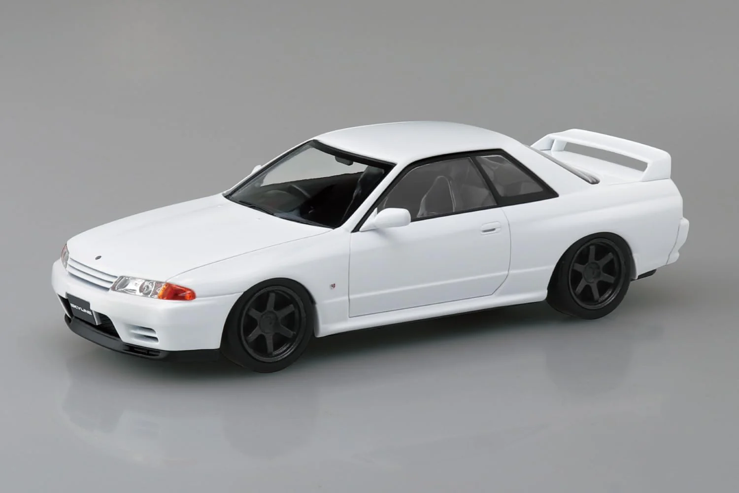 Aoshima 1/32 RakuPla Snap Kit No.14CU-CW Nissan R32 Skyline GT-R Custom Wheels (Crystal White) - Image 3