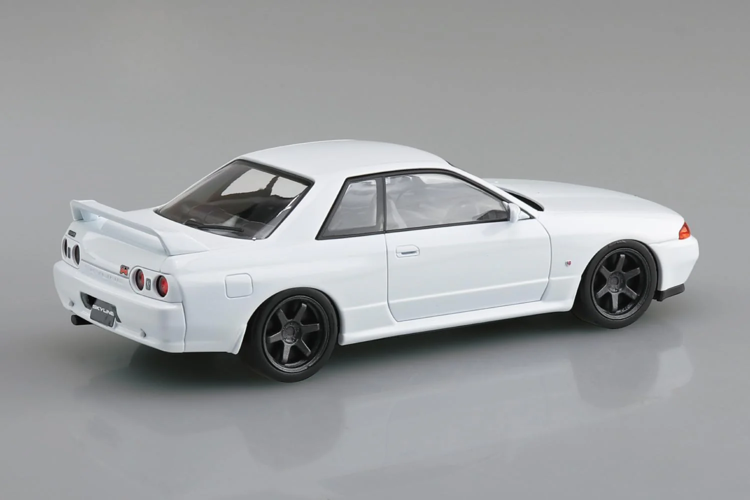 Aoshima 1/32 RakuPla Snap Kit No.14CU-CW Nissan R32 Skyline GT-R Custom Wheels (Crystal White) - Image 4