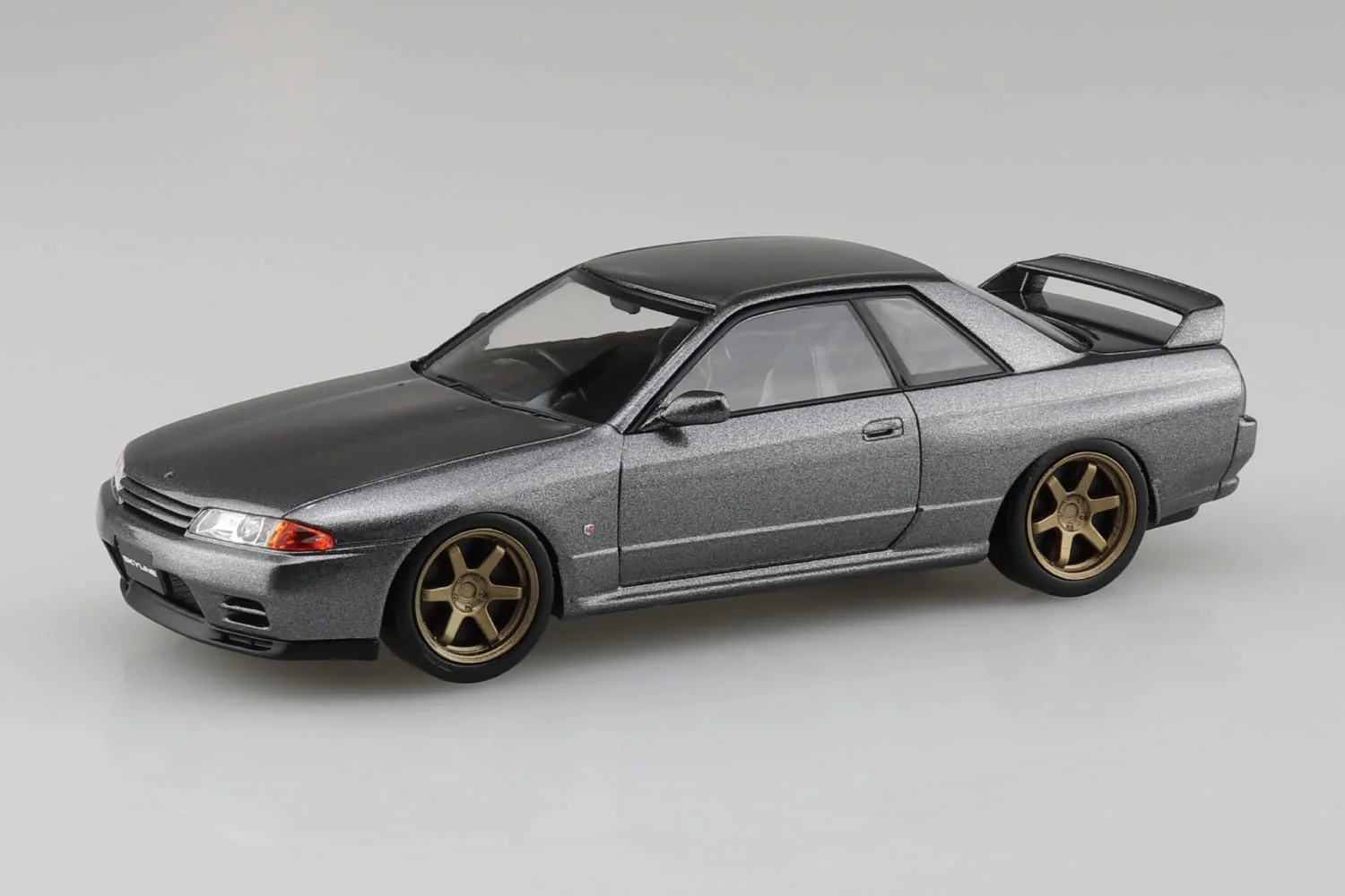 Aoshima 1/32 RakuPla Snap Kit No.14CU-GG Nissan R32 Skyline GT-R Custom Wheels (Gun Gray Metallic) - Image 3