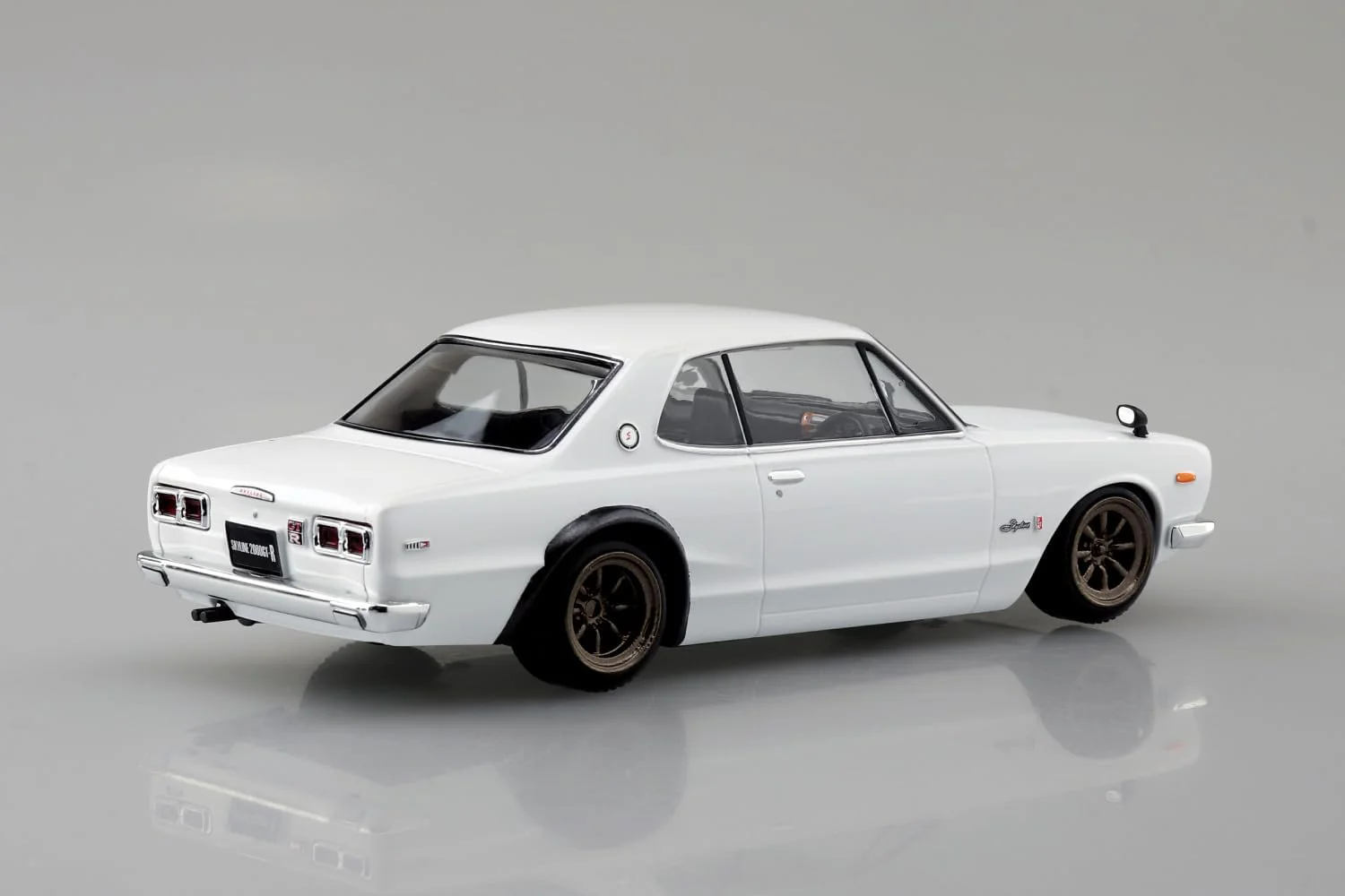 Aoshima 1/32 RakuPla Snap Kit No.16CU-WH Nissan C10 Skyline 2000GT-R Custom Wheel (White) - Image 3