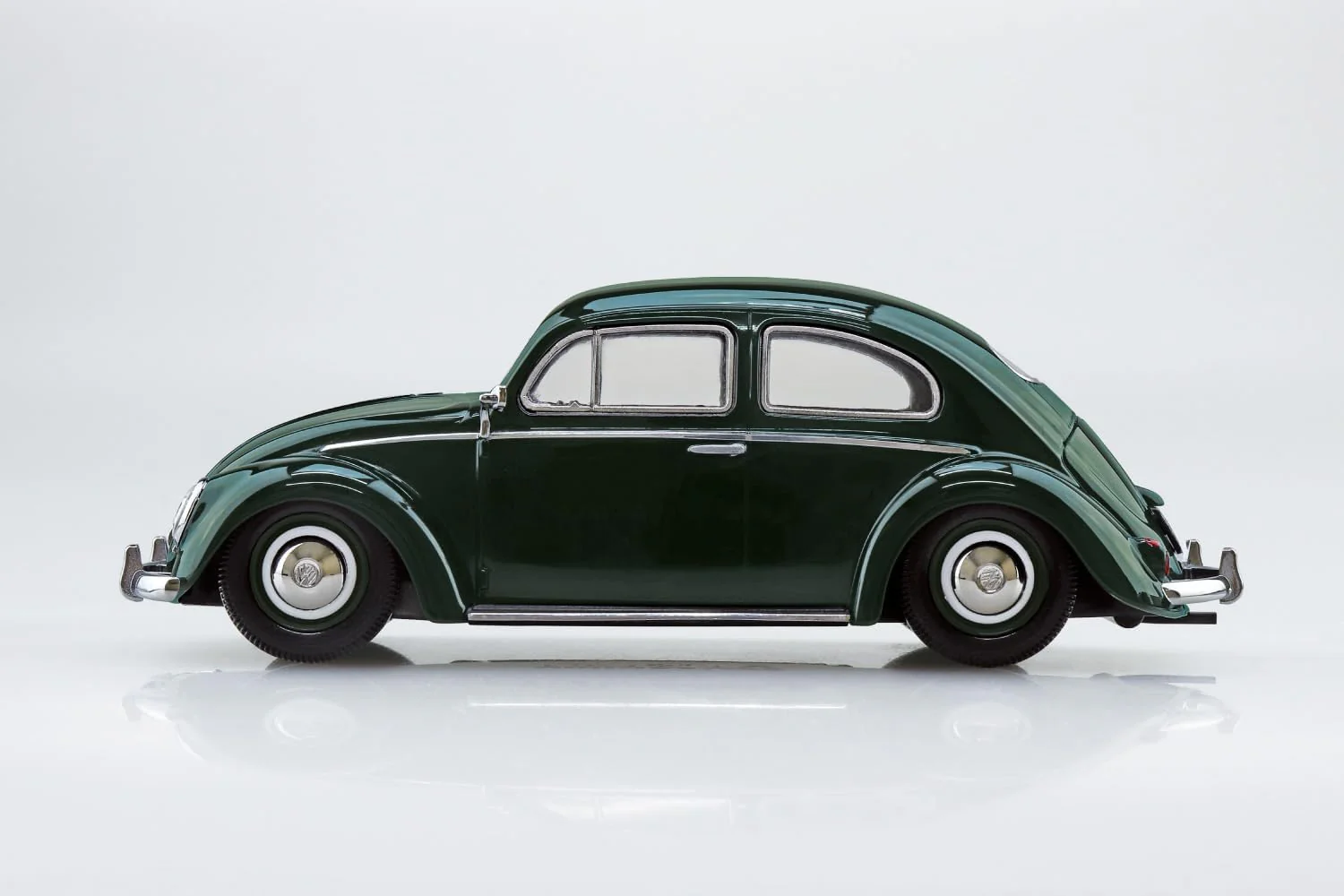 Aoshima 1/32 RakuPla Snap Kit No.20-JG Volkswagen Beetle (Jungle Green) - Image 3