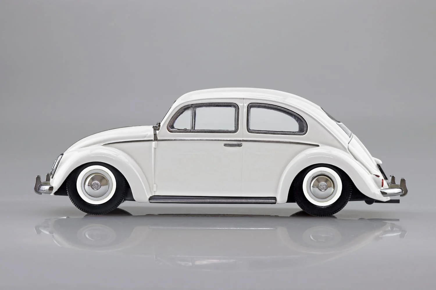 Aoshima 1/32 RakuPla Snap Kit No.20-PW Volkswagen Beetle (Pearl White) - Image 4