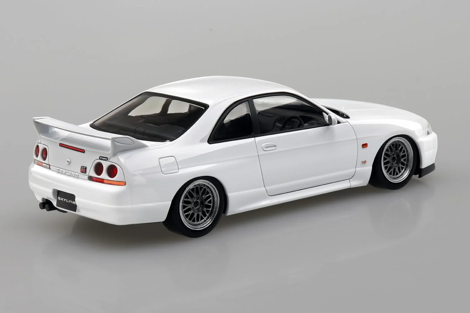 Aoshima 1/32 RakuPla Snap Kit No.21CU-WE Nissan R33 Skyline GT-R Custom Wheel (White) - Image 2