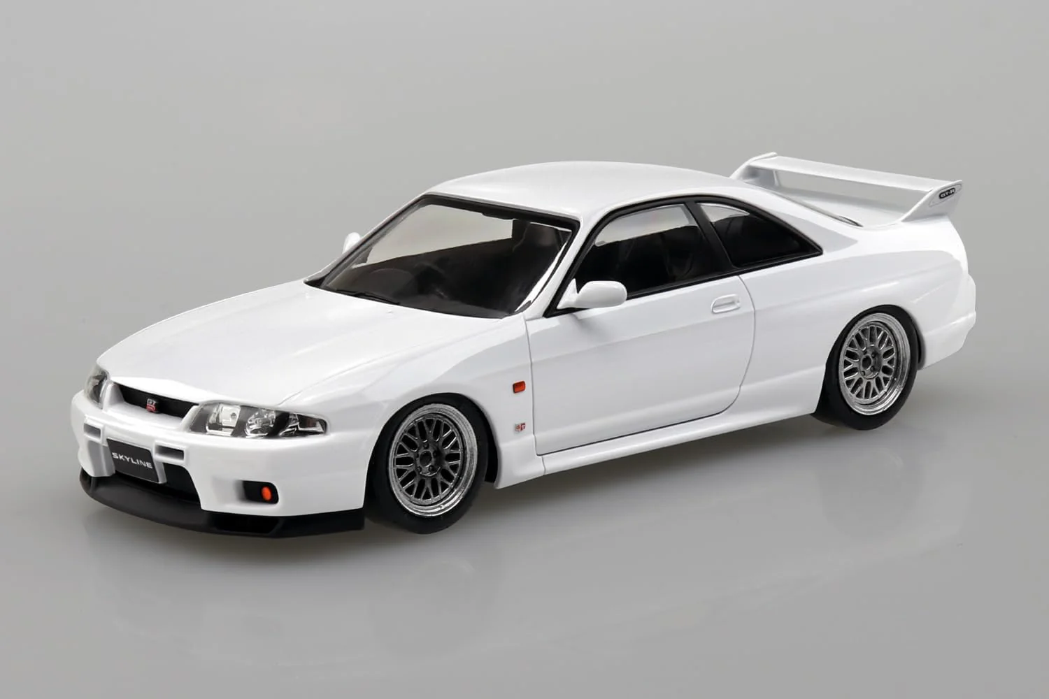 Aoshima 1/32 RakuPla Snap Kit No.21CU-WE Nissan R33 Skyline GT-R Custom Wheel (White) - Image 3