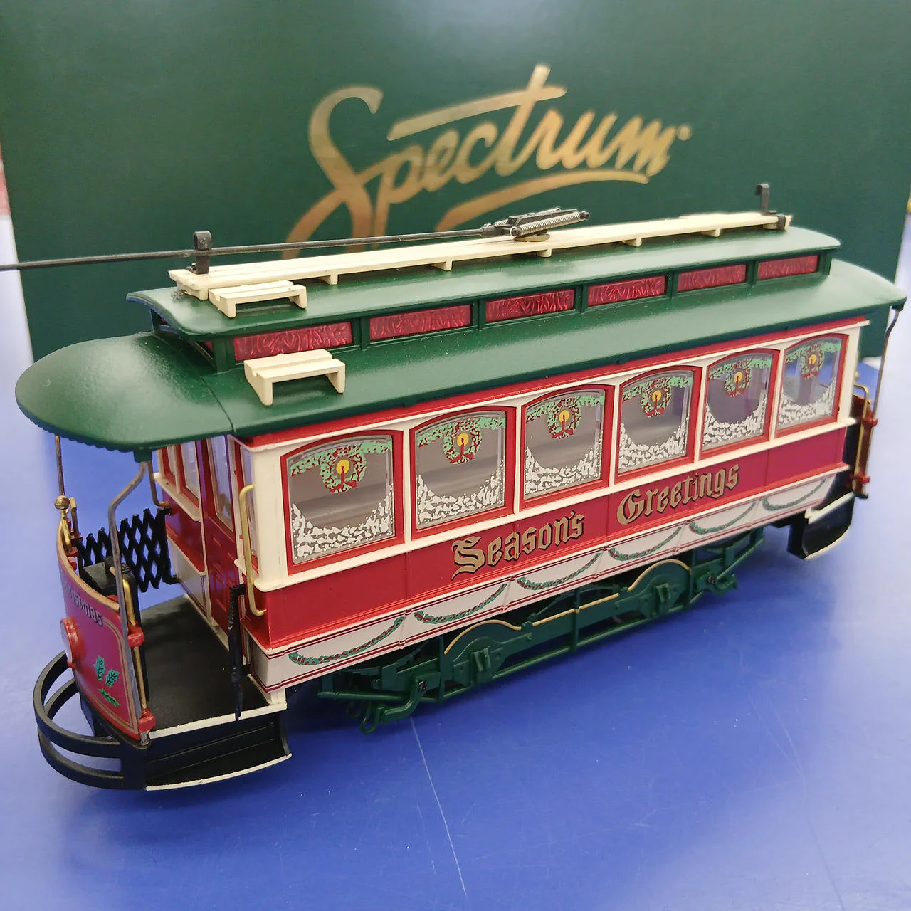 BACHMANN CLOSED STREET CAR, CHRISTMAS BA25127 - Image 4