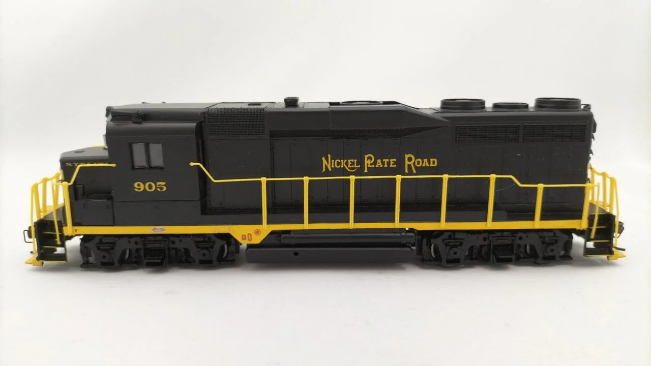 BACHMANN HO gauge GP30 DIESEL LOCO - Image 2