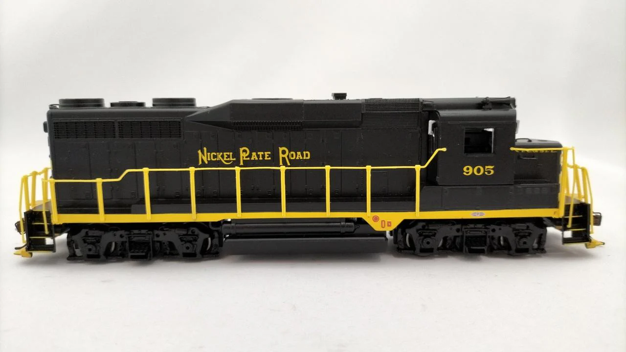 BACHMANN HO gauge GP30 DIESEL LOCO - Image 3