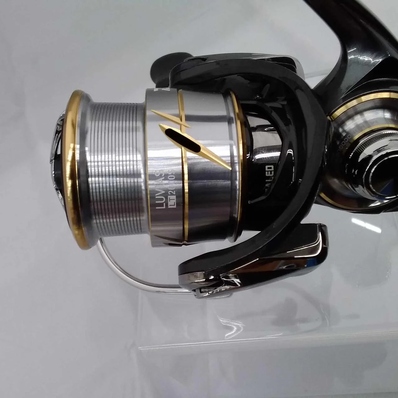 Daiwa Spinning Reel 20LUVIAS FCLT2000S - Image 10