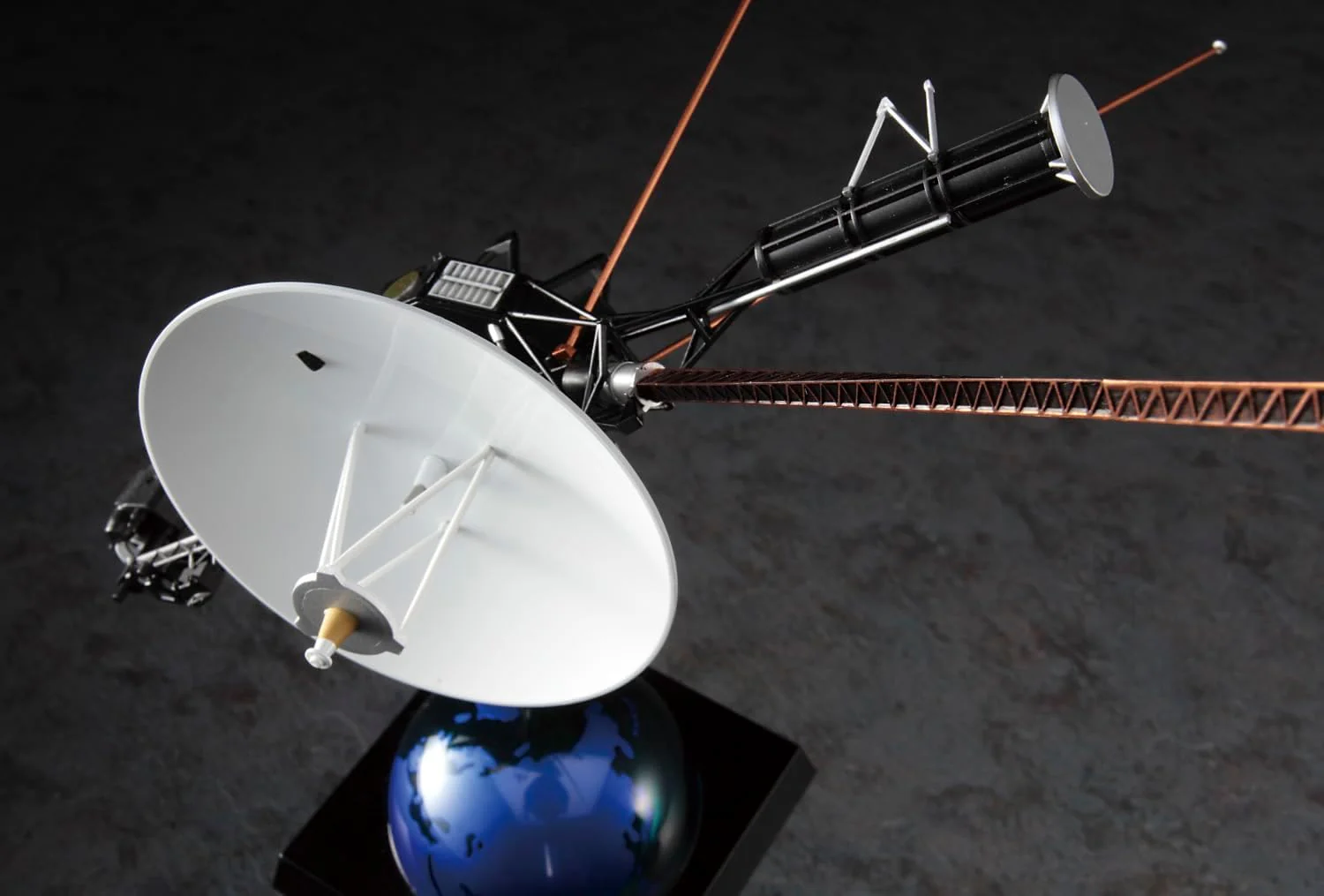 Hasegawa SP635 1/48 Unmanned Space Probe Voyager with Mission Emblem Patch - Image 10