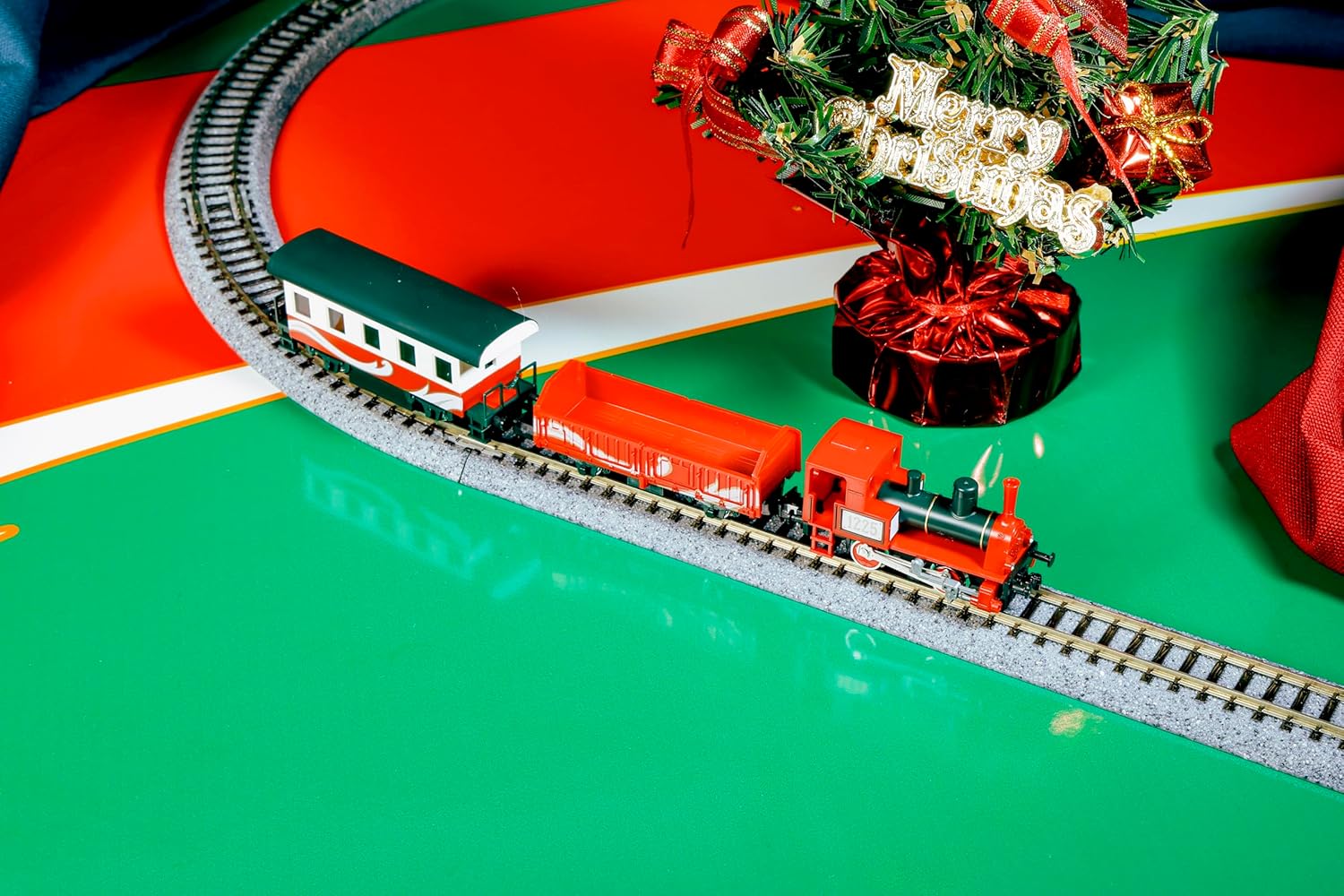 KATO 10-503-3 N Gauge Chibi Loco Set: Christmas Steam Locomotive Train - Image 2