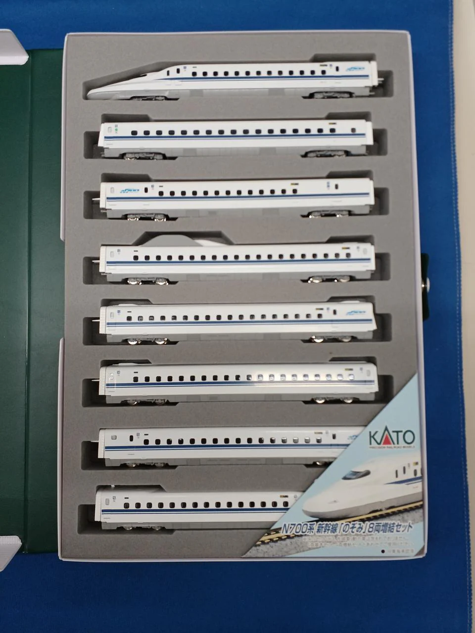 KATO 10-548 N700 Series Shinkansen 'Nozomi' 4-Car Expansion Set 10-548 N700 Series Shinkansen 'Nozomi' 4-Car Expansion Set - Image 2