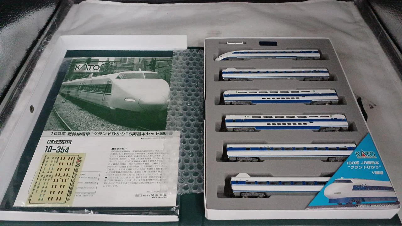 KATO 100 Series Shinkansen 'Grand Hikari' 10-354 - Image 3