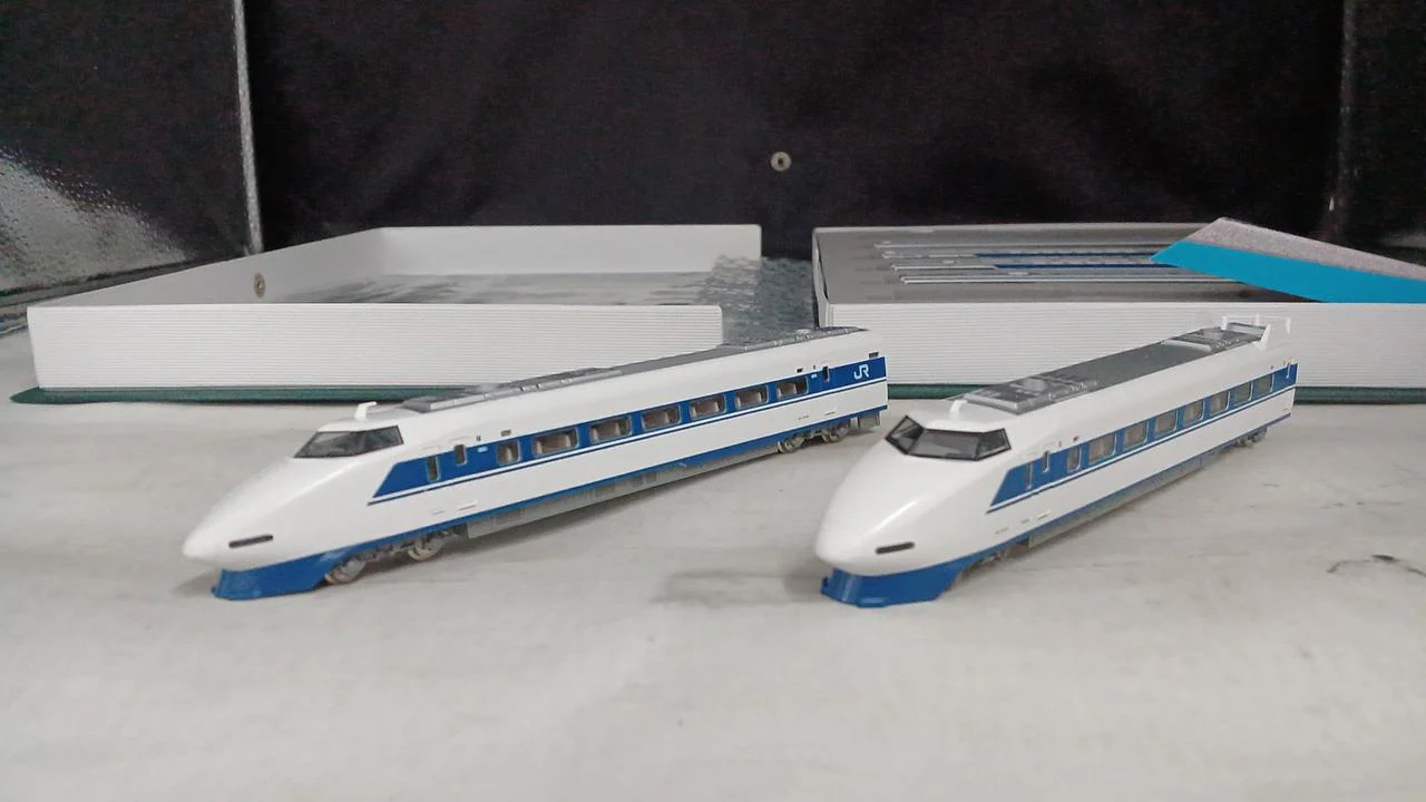 KATO 100 Series Shinkansen 'Grand Hikari' 10-354 - Image 4