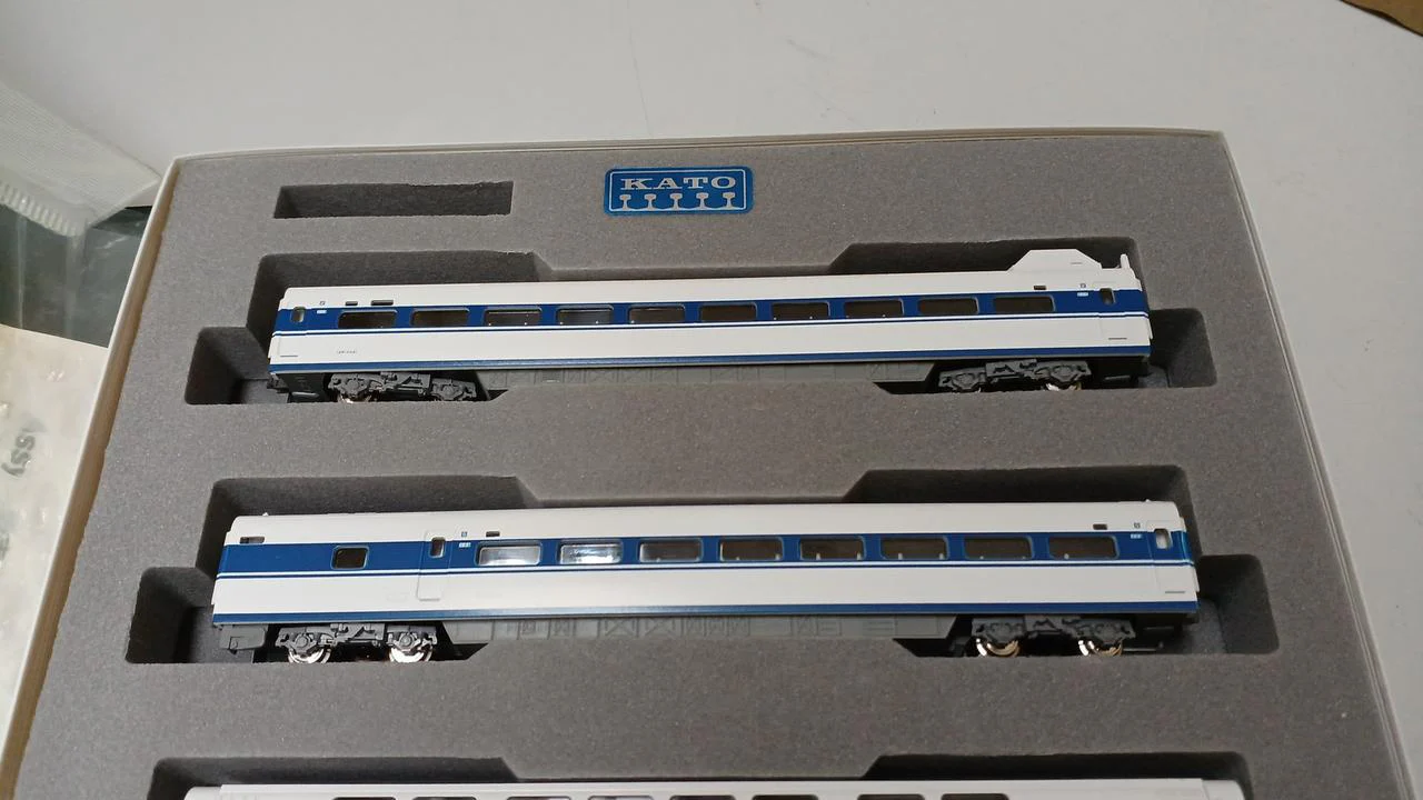 KATO 100 Series Shinkansen Grand Hikari Add-on Set 10-355 - Image 2