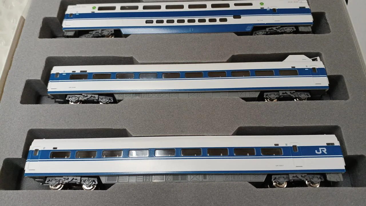 KATO 100 Series Shinkansen Grand Hikari Add-on Set 10-355 - Image 4
