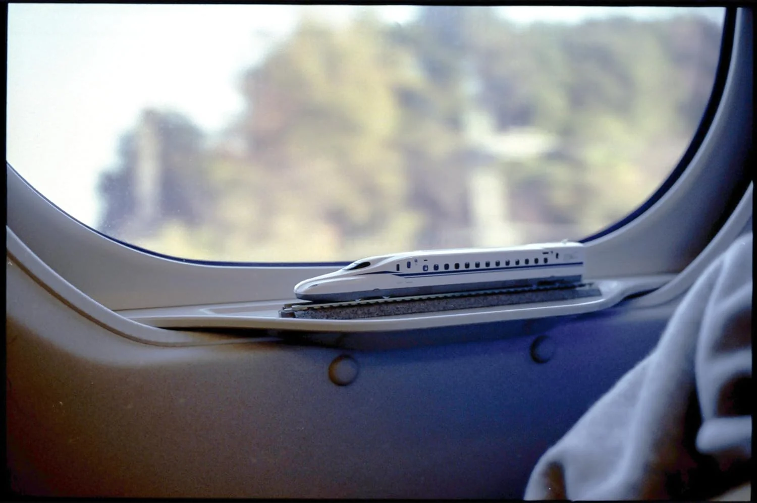 KATO 12-003 E6 Series Shinkansen 'Komachi' (An Unforgettable Journey in N-scale) - Image 4