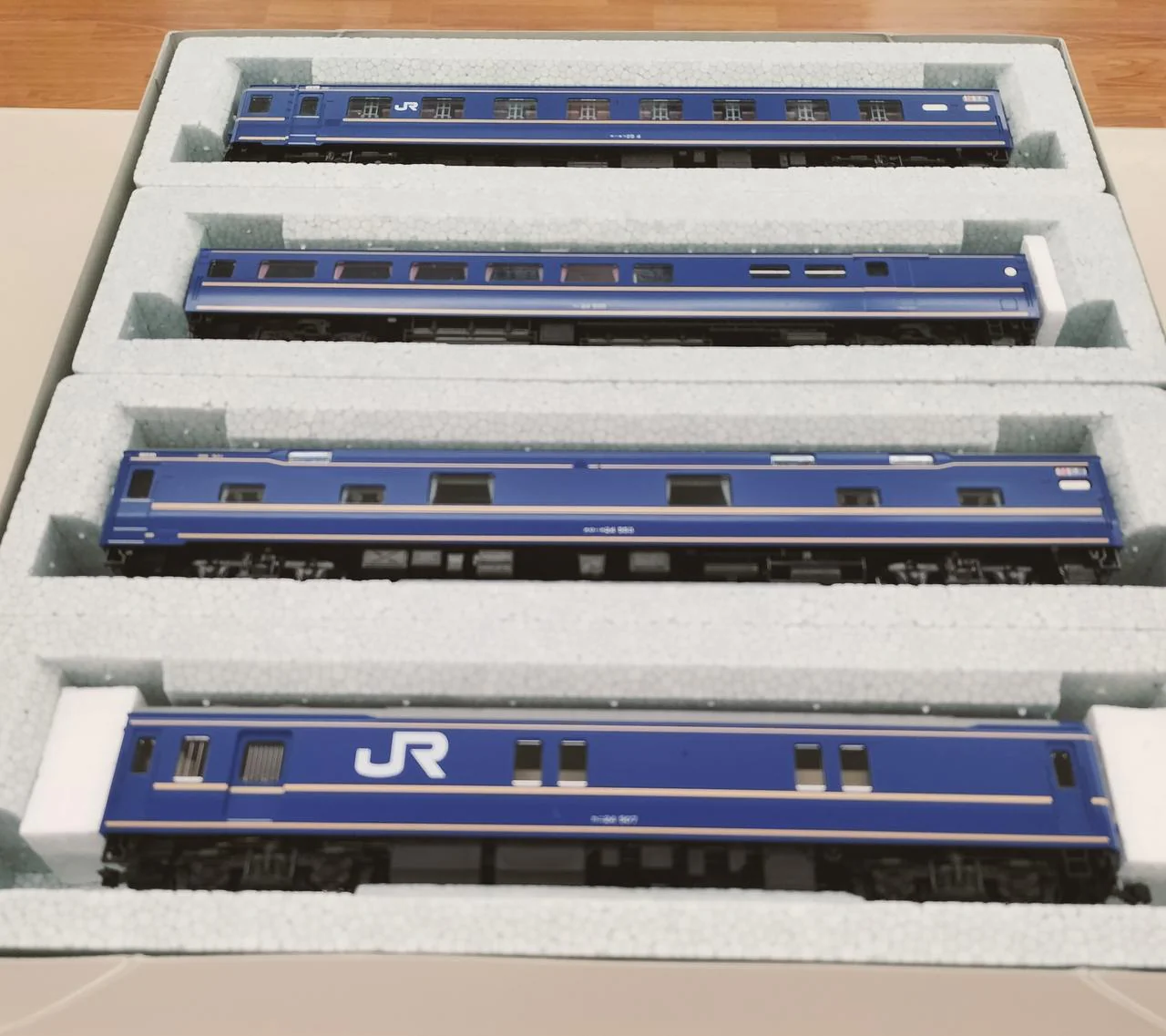 KATO 24 Series Sleeper Limited Express Hokutosei, 4 cars 3-515 - Image 4