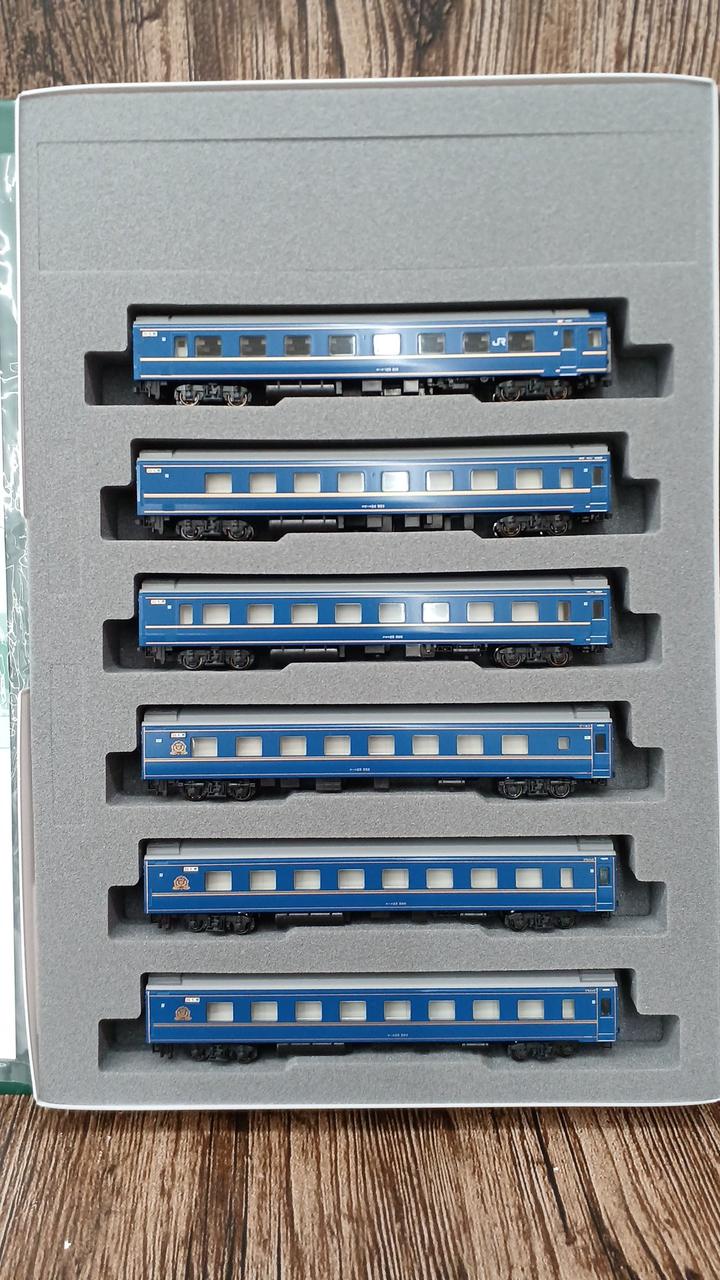 KATO 24 Series Sleeper Limited Express 'Hokutosei' 6-Car Basic & Add-on Set 10-831/10-832 - Image 13