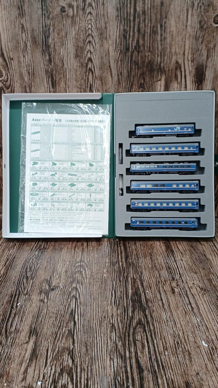 KATO 24 Series Sleeper Limited Express 'Hokutosei' 6-Car Basic & Add-on Set 10-831/10-832 - Image 5