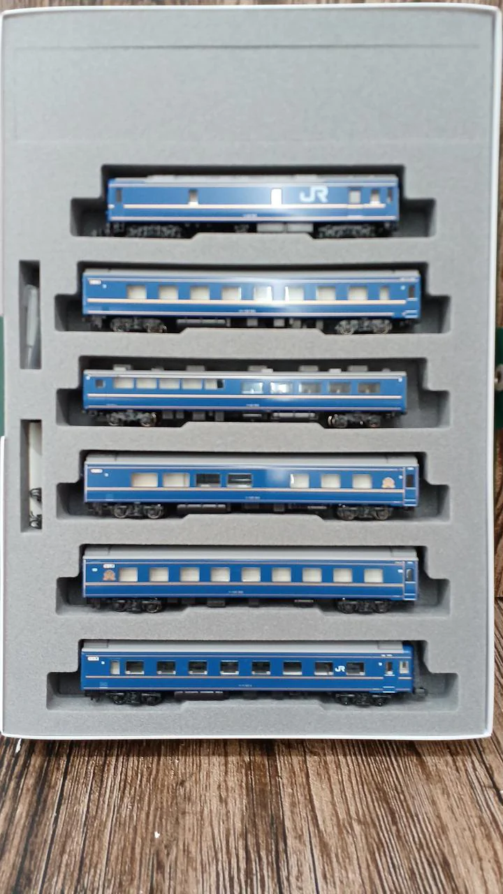 KATO 24 Series Sleeper Limited Express 'Hokutosei' 6-Car Basic & Add-on Set 10-831/10-832 - Image 6