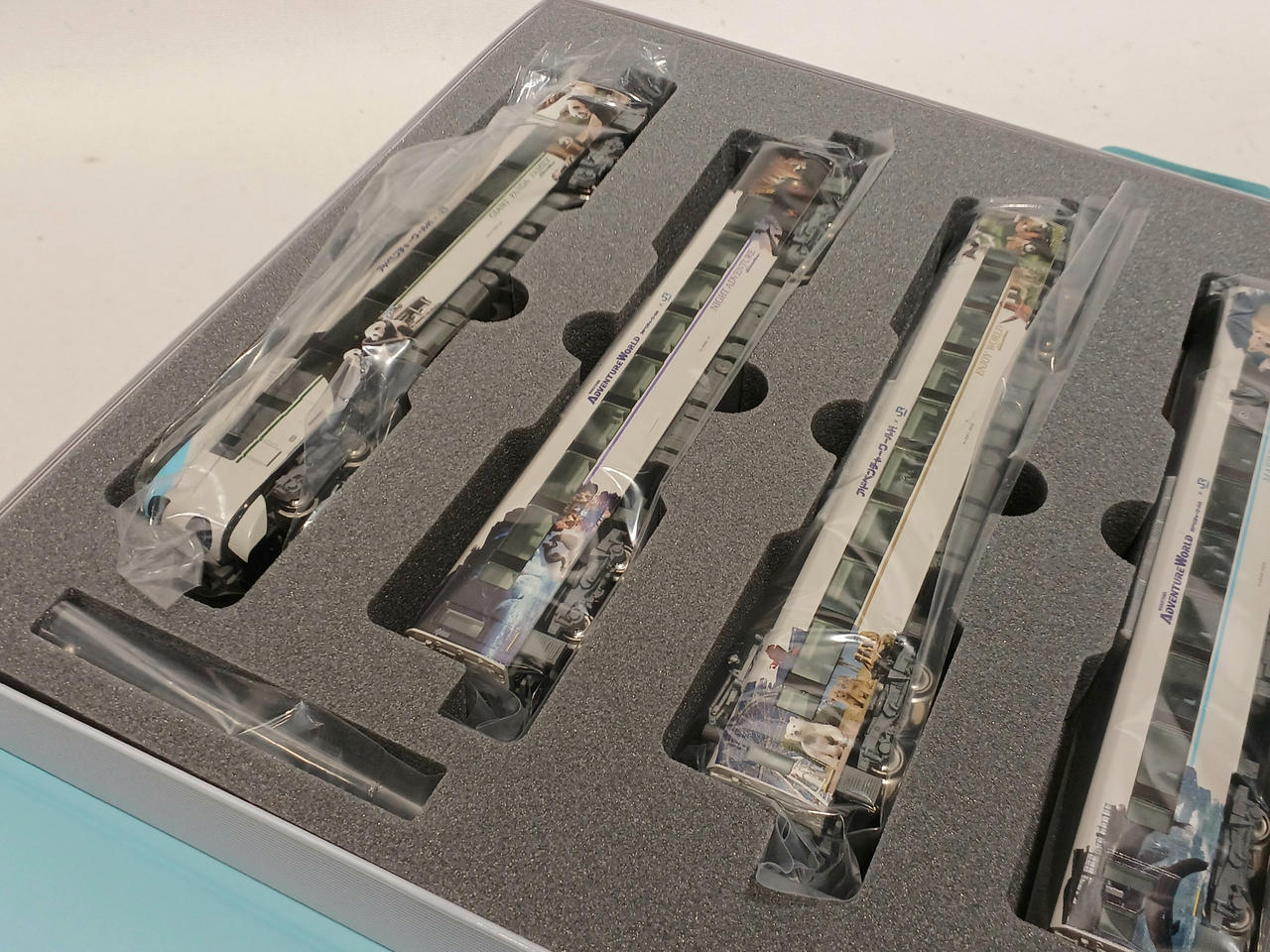 KATO 287 Series Panda Kuroshio - Image 2