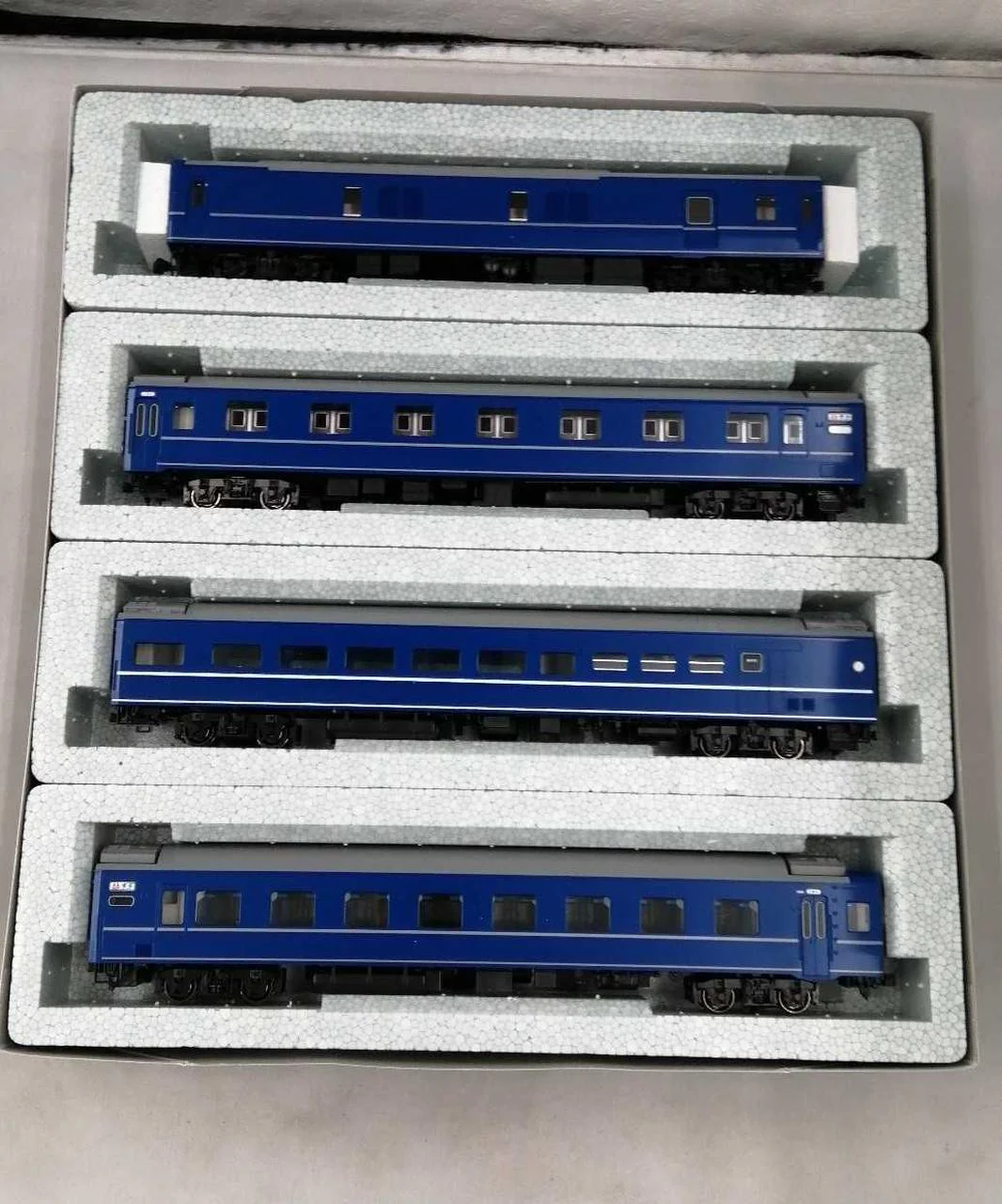 KATO 3-510 24 Series 25 Limited Express Sleeper Passenger Car 4-Car Basic Set - Image 2