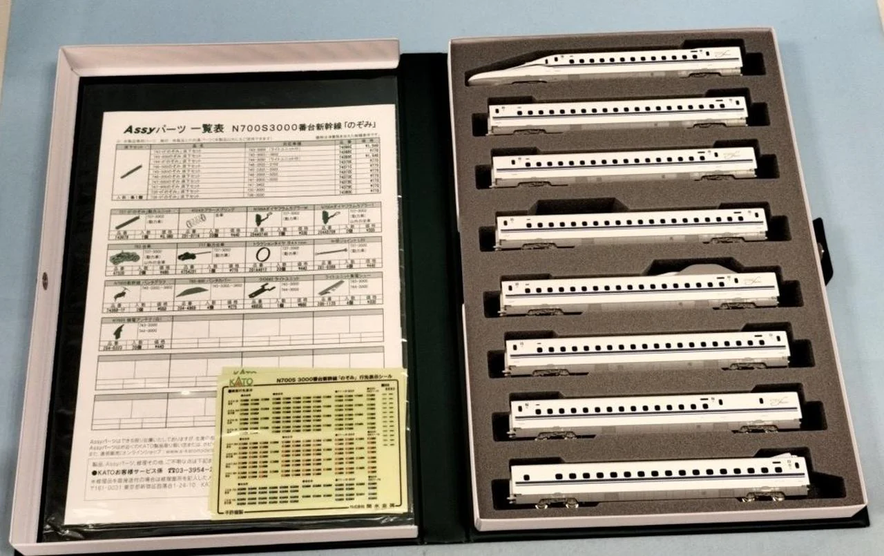 KATO 3000 Series Shinkansen Nozomi 16-Car Set - Image 10
