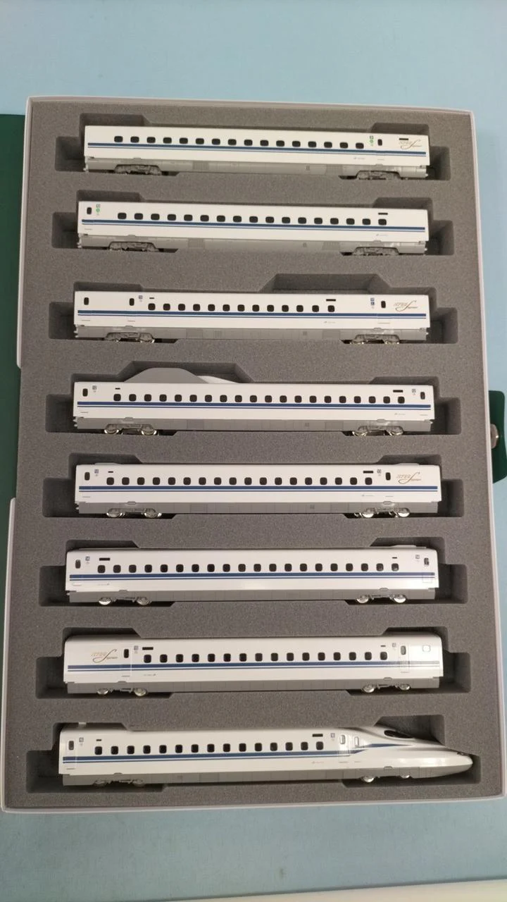 KATO 3000 Series Shinkansen Nozomi 16-Car Set - Image 13
