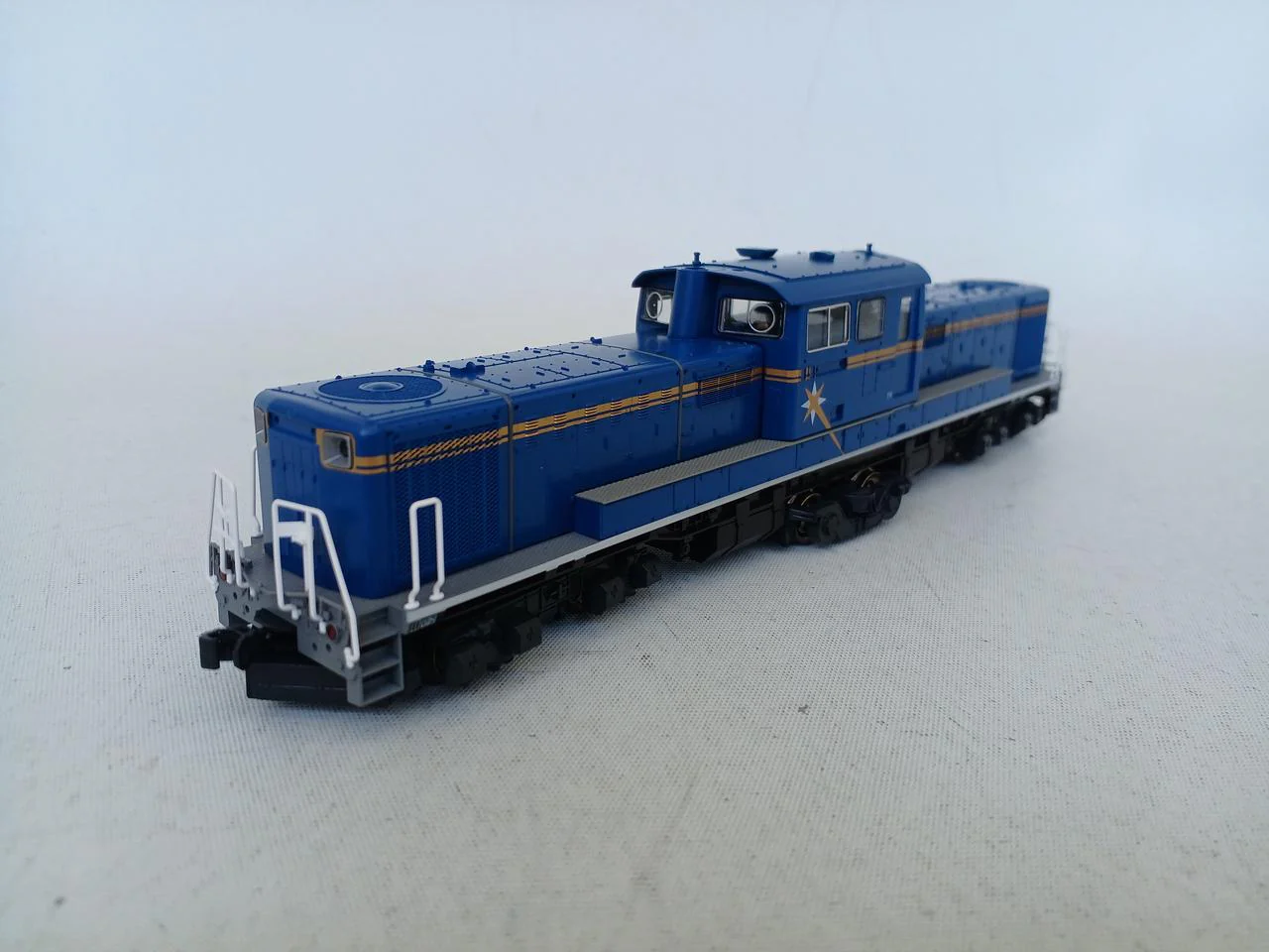 KATO DD51 Class Diesel Locomotive (Hokutosei Color) 1-704 - Image 2