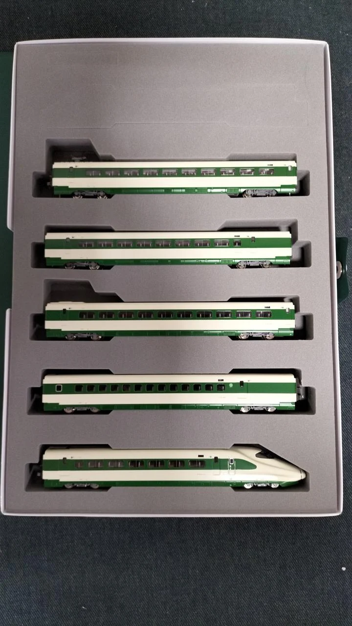 KATO E2 Series 1000 Subseries Shinkansen 10-Car Set 200 Series Colors - Image 10