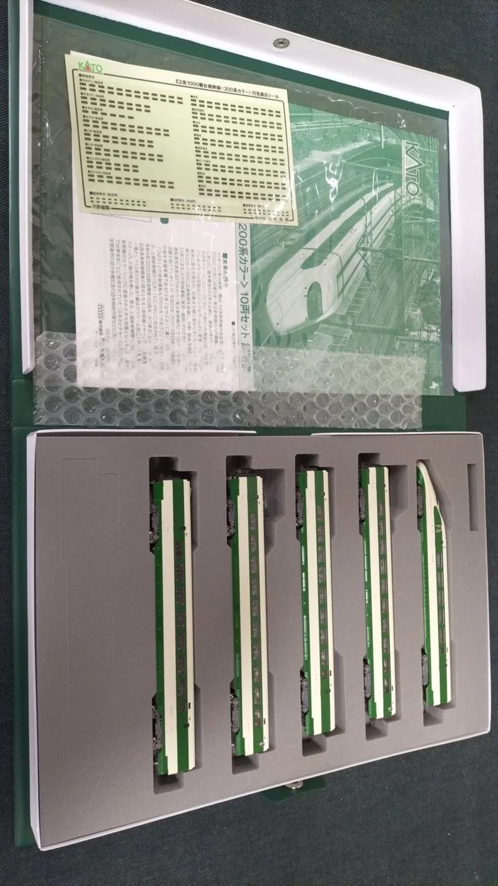 KATO E2 Series 1000 Subseries Shinkansen 10-Car Set 200 Series Colors - Image 6