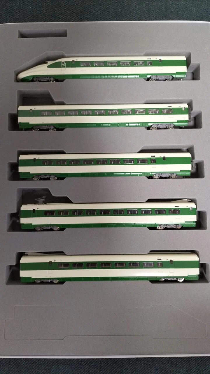 KATO E2 Series 1000 Subseries Shinkansen 10-Car Set 200 Series Colors - Image 7