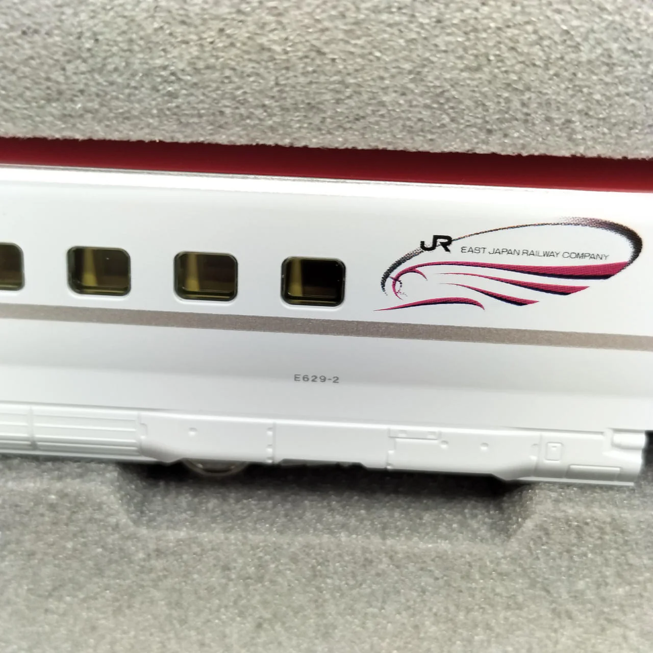 KATO E6 Series Akita Shinkansen 'Super Komachi' E6 Series - Image 10