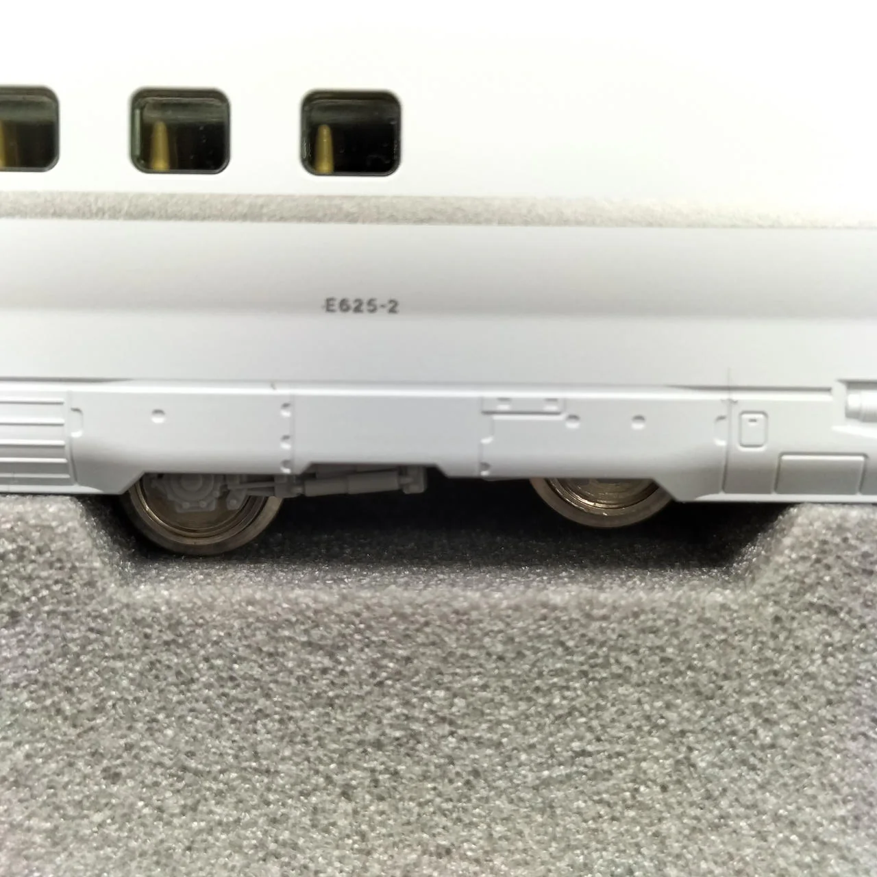 KATO E6 Series Akita Shinkansen 'Super Komachi' E6 Series - Image 7