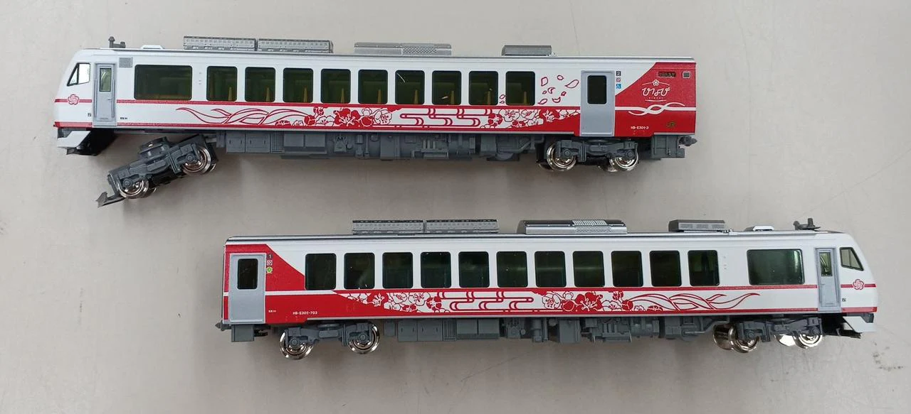 KATO HB-E300 Series Hinabi (Sunny Journey) 2-Car Set 10-1917 - Image 8