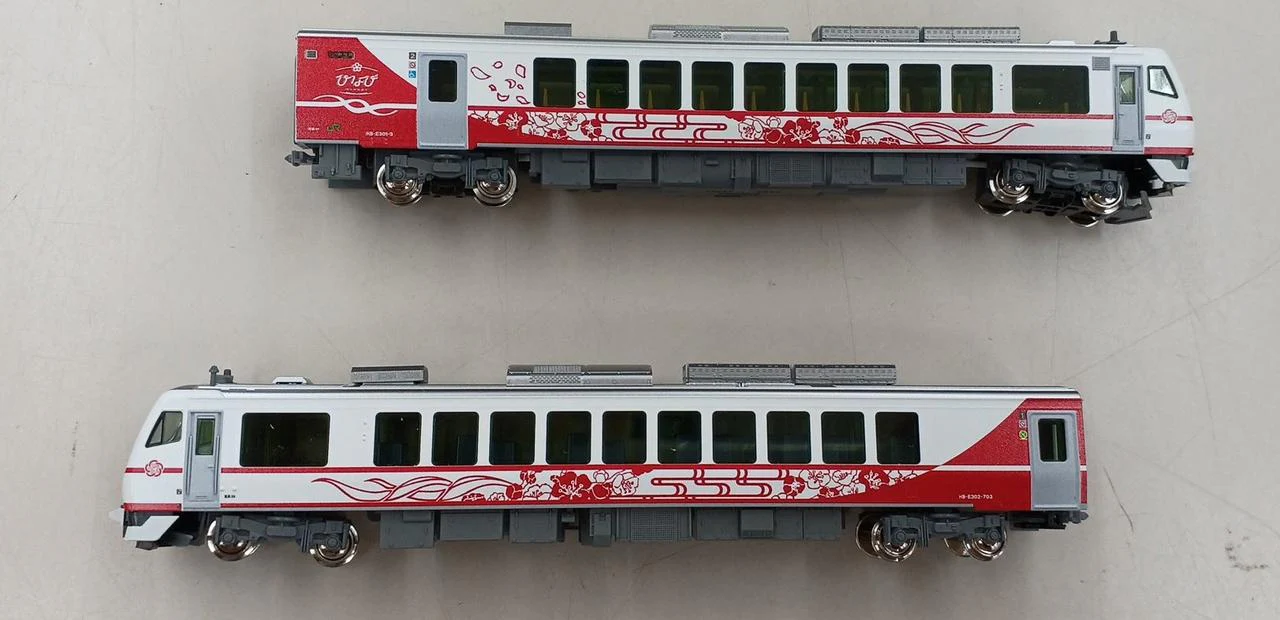 KATO HB-E300 Series Hinabi (Sunny Journey) 2-Car Set 10-1917 - Image 9