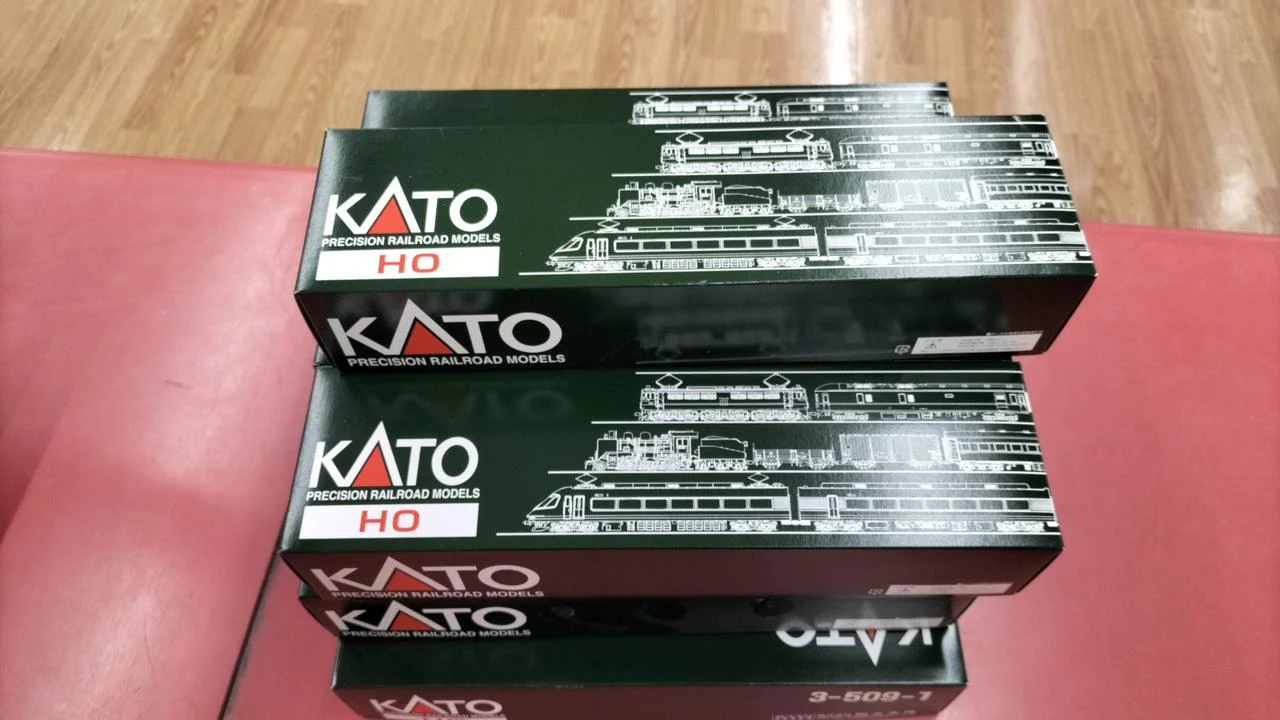 KATO HO Gauge KiHa 82 Series 11-Car Set - Image 2