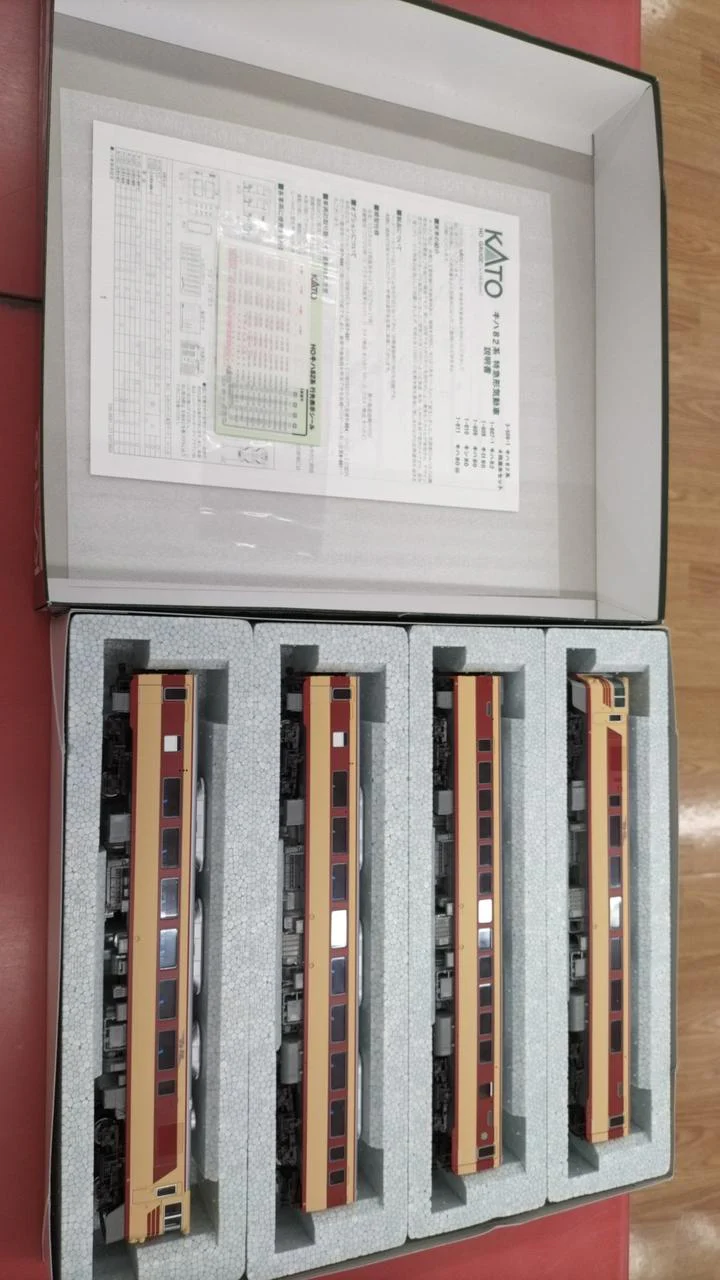 KATO HO Gauge KiHa 82 Series 11-Car Set - Image 3