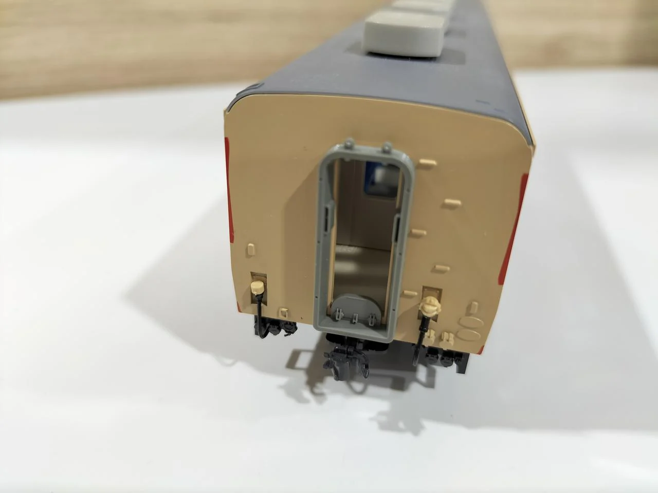 KATO KiHa 65 (Lead Vehicle) 1-605 Equipped with Interior Lighting - Image 4